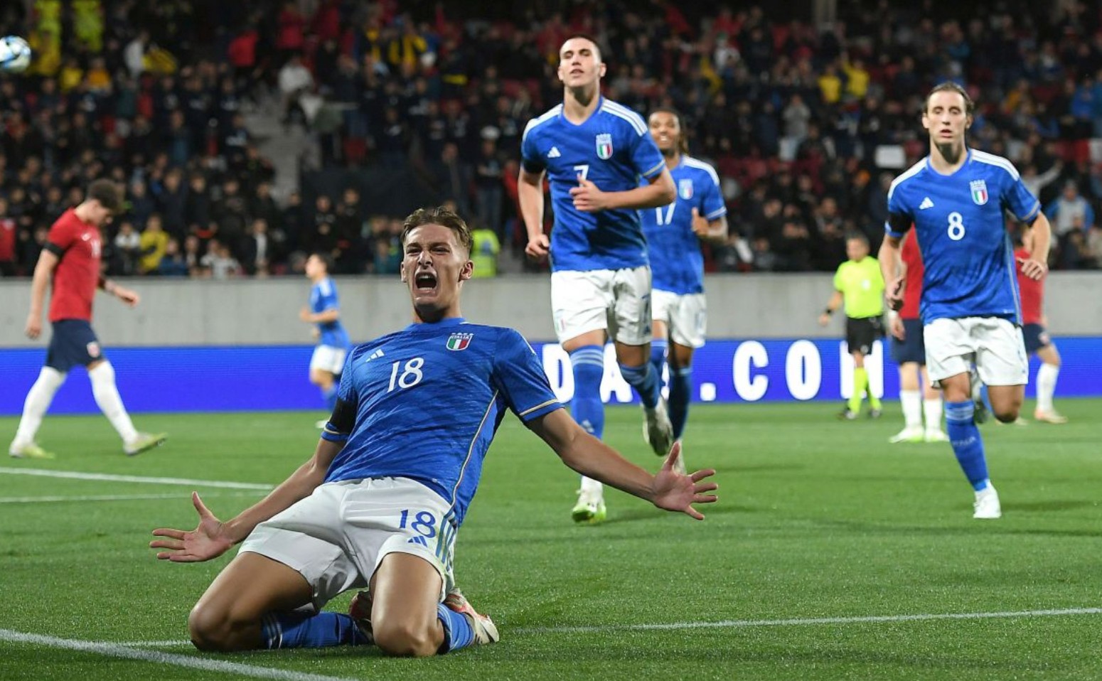 北青：1000余名国安球迷乘坐“球迷专列”前往苏州为球队助威（北青：千余名国安球迷乘球迷专列赴苏州为球队加油）